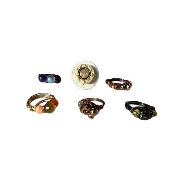 Six wire beaded rings, ranging from 3.5-7 in size - Picture 2 of 4